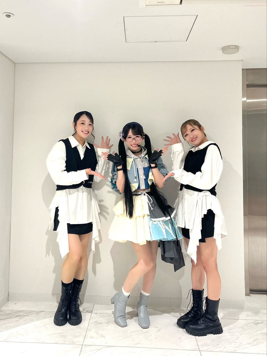 kisui_shio's tweet photo. #シャニマスソロライブMSP #三峰結華 

『最上級パンチライン』
を一緒に盛り上げてくださった
moenaさん
原島かの子さん
とお写真を撮っていただきました…！🩵

お二人のダンス、かっこよすぎて、本当に心強くて、そしてお優しくて…！
一緒にできてほんとに幸せでした🥲✨

またご一緒できますように😌🩷祈