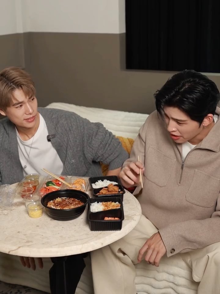 doublepjourney_'s tweet photo. Group Order กินด้วยกัน มื้อนี้อร่อยเป็นพิเศษแน่ ๆ 😌💞

#GrabFoodถูกกว่าชัวร์xPPW
#ปอนดภูวินทร์ #PondPhuwin https://t.co/UPf8g8WalP