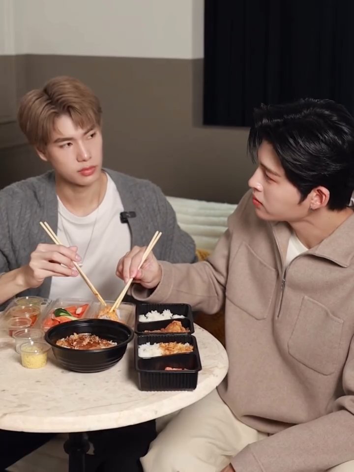 doublepjourney_'s tweet photo. Group Order กินด้วยกัน มื้อนี้อร่อยเป็นพิเศษแน่ ๆ 😌💞

#GrabFoodถูกกว่าชัวร์xPPW
#ปอนดภูวินทร์ #PondPhuwin https://t.co/UPf8g8WalP