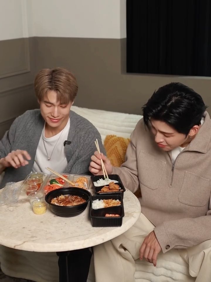 doublepjourney_'s tweet photo. Group Order กินด้วยกัน มื้อนี้อร่อยเป็นพิเศษแน่ ๆ 😌💞

#GrabFoodถูกกว่าชัวร์xPPW
#ปอนดภูวินทร์ #PondPhuwin https://t.co/UPf8g8WalP