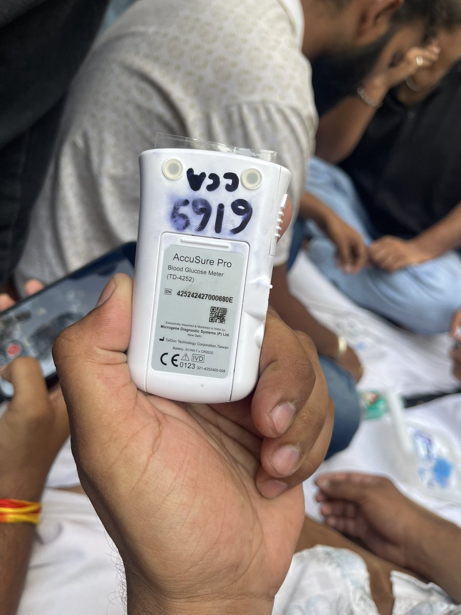 drjaswantvoice's tweet photo. आज DME ऑफिस, जयपुर में हमारे साथियों का RBS चेक करने के लिए जो मशीनें लाई गईं, उन पर एक बेहद गंभीर सवाल खड़ा होता है।

मैंने उसी समय अपनी मशीन से RBS चेक किया और सरकारी टीम द्वारा इस्तेमाल की जा रही मशीन की रीडिंग से अंतर सामने आया। अगर यह अंतर सिर्फ एक बार का नहीं है और बार-बार सामने आ रहा है, तो सवाल मशीन की accuracy, calibration और उसकी विश्वसनीयता पर उठना स्वाभाविक है।

मेरा सीधा सवाल है—आखिर हमारे साथियों की सेहत से जुड़ी जांच में इतनी बड़ी discrepancy क्यों?

अगर सरकारी मशीन बिल्कुल सही है, तो उसकी calibration report और accuracy certificate सार्वजनिक क्यों नहीं किए जाते?

अगर मेरी मशीन गलत है, तो स्वतंत्र लैब/अधिकृत एजेंसी से दोनों मशीनों की जांच करवाइए।

और अगर सरकारी मशीन की रीडिंग गलत निकलती है, तो जिम्मेदारी किसकी होगी?

मशीन किस कंपनी की है?
किस प्रक्रिया से खरीदी गई?
किसने उसका tender approve किया?
किसने उसकी quality और calibration verify की?
और आज DME ऑफिस में RBS जांच के लिए उसी मशीन का इस्तेमाल किस अधिकारी के आदेश पर किया गया?

हम किसी पर बिना जांच आरोप नहीं लगा रहे हैं—हम जांच की मांग कर रहे हैं।

लेकिन अगर सब कुछ सही है, तो सरकार को एक स्वतंत्र जांच से डरना क्यों चाहिए?

राजस्थान के स्वास्थ्य मंत्री और चिकित्सा शिक्षा विभाग से हमारा सीधा सवाल है:

क्या हमारे साथियों की मेडिकल जांच में इस्तेमाल हो रही मशीनों की accuracy की स्वतंत्र जांच करवाई जाएगी?

क्या मशीन की calibration report सार्वजनिक की जाएगी?

क्या मशीन का brand, model, serial number और procurement/tender details सार्वजनिक की जाएंगी?

और सबसे बड़ा सवाल—

अगर जांच में मशीन गलत पाई गई, तो इसकी जिम्मेदारी कौन लेगा?

हम जवाब चाहते हैं।
बहाना नहीं।

हम सबूत के साथ सवाल उठा रहे हैं—अब सरकार सबूत के साथ जवाब दे।@BhajanlalBjp @KumariDiya @BJP4India @BJP4Rajasthan @ANI @PTI_News @1stIndiaNews @EdgeNewsIND @RajCMO @RahulGandhi @ashokgehlot51 @sachinyadav___1 @imajdnnational @IMAIndiaOrg @Nffmgs_official @aajtak @TheNewspinch @zeerajasthan_ @RajGovOfficial @JPNadda @GajendraKhimsar @gssjodhpur @GovindDotasra @PMOIndia