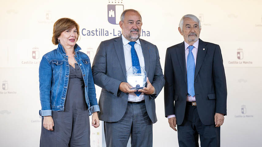 uclm_es's tweet photo. La UCLM recibe el reconocimiento de la Mesa del Tercer Sector de Castilla-La Mancha
https://t.co/rPC3oknjpl
(Foto: Piedad López Nieto, jccm). https://t.co/saiwZWBbZx