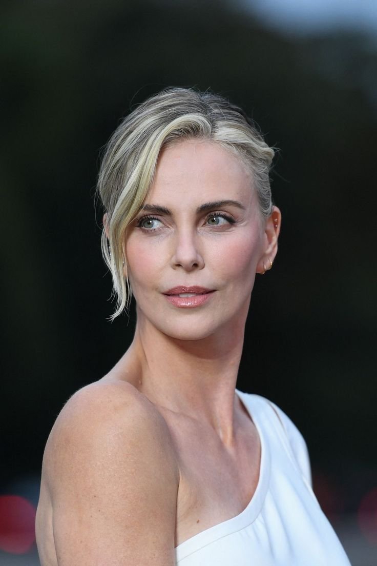 foronlyCharlize's tweet photo. *I will always remember the ones who showed up for me when my world was dark. When I had nothing to offer, they offered me light. When I was lost, they became my guide. https://t.co/HAqigjOpct