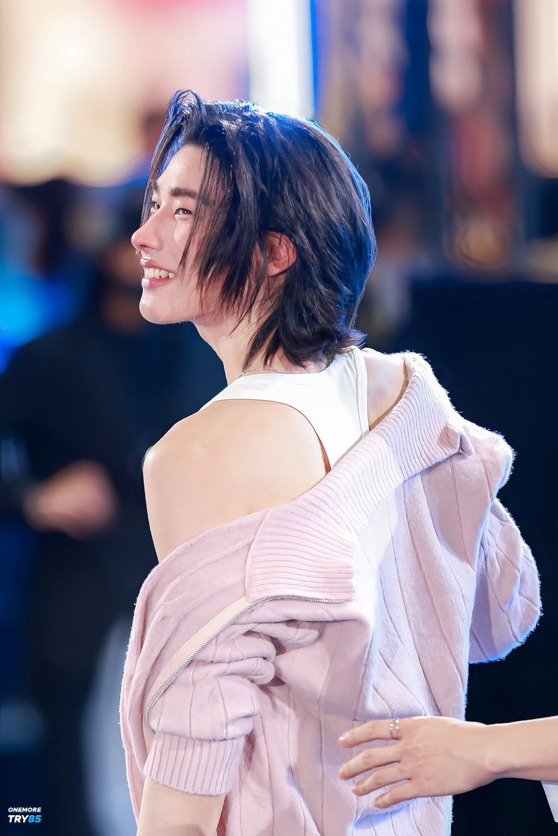 teddyyy_____s's tweet photo. ขอบคุณทาง @jarinyaofficial ที่ชวนเท็ดดี้กับพี่ภู มาที่งาน Robinson Superjeans Week นะครับบ สนุกมากเลยได้มาเดินแบบด้วยเป็นยังไงบ้างชอบกันมั้ยครับ กางเกงขามา กับเสื้อ 2 wayzip ด้วยสีน่ารักมากๆๆแล้วก็วันนี้ได้เสื้อผ้ากลับไปเต็มเลยยย ขอบคุณทุกคนที่มาหากันด้วยนะะ กลับบ้านดีๆนะครับบ จุ้บๆๆ 🧸🙆‍♂️♥️♥️♥️

#teddyyy 
#jarinyaofficial
#RobinsonSuperJeansWeekXTeddyyy
#RobinsonSuperJeansWeek2026