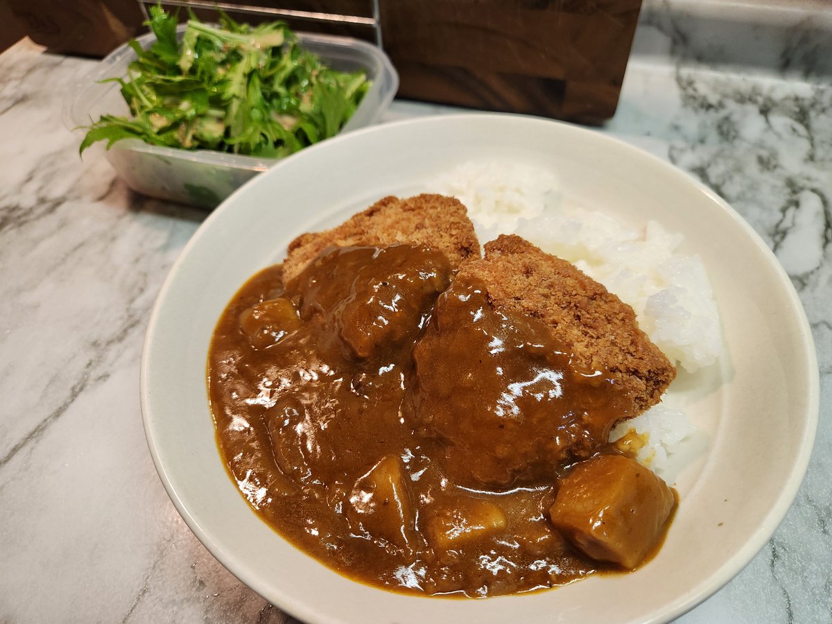 hiro85661180's tweet photo. たまには、手抜きをしてもいいよね…
カツカレーの奥には林
#料理男子 の料理しない日
#飯テロ https://t.co/ls90ail4DM