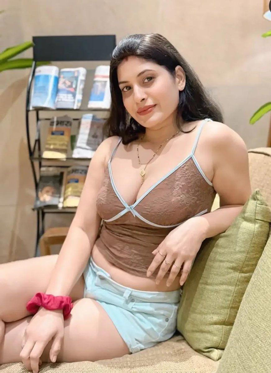 Neend_Ki_Rani's tweet photo. The name of this girl is Renu, just a few of her reels have gained thousands of followers on Instagram. 

This girl is more beautiful than her... Read news https://t.co/Tn0Ray3oat