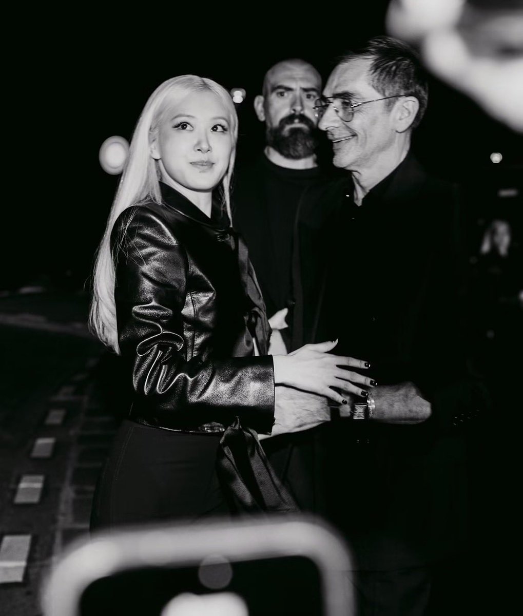 CharliexRosie's tweet photo. ROSÉ &amp; Emmanuel 🖤

ROSÉ AT YSL PFW
#ROSÉ #SaintLaurent 
#ParisFashionWeek https://t.co/56uVgCJLUB