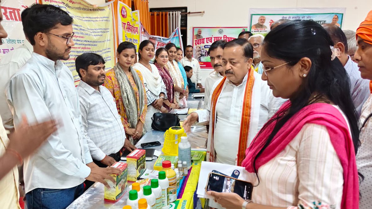 Bhadaiya_block's tweet photo. #SevaSankalpAbhiyan
#AashirwadKaDiya
#आशीर्वाद_का_दीया
#सेवा_संकल्प_अभियान
#आशीर्वाद_का_दीया_सुलतानपुर
माननीय जिलाध्यक्ष द्वारा कृषि विभाग का स्टाल निरिक्षण करते हुए https://t.co/gV1DJfGAn9