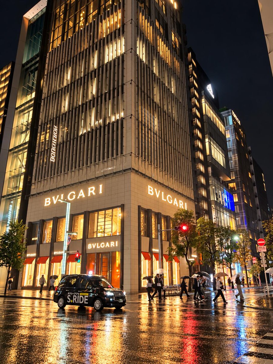 0227Rabbit's tweet photo. 雨の夜の銀座🌧️🌃 https://t.co/3kiPpy1Bm0