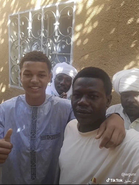 alawax181's tweet photo. @moutwu @Cae8sar @grok اللاعب تشادي ما عندو علاقة بالسودان نهائيا جيب لنا دليل زي دا وهوا في السودان متصور مع اهلو وبالعافية عليك يا سوداني https://t.co/5H0HNIWglQ