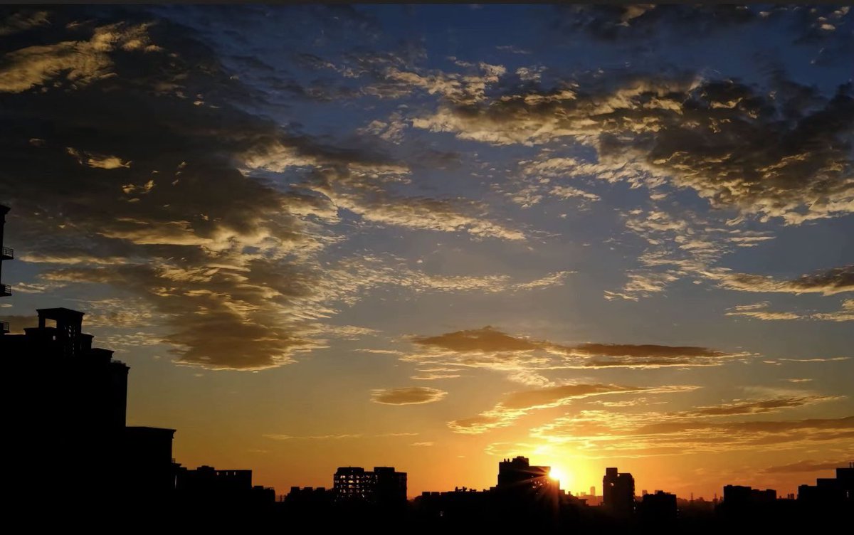 Chjllxd's tweet photo. Sunset from my apartment 🥰🥰

What should I cook tonight? https://t.co/t1tbFYC1fj