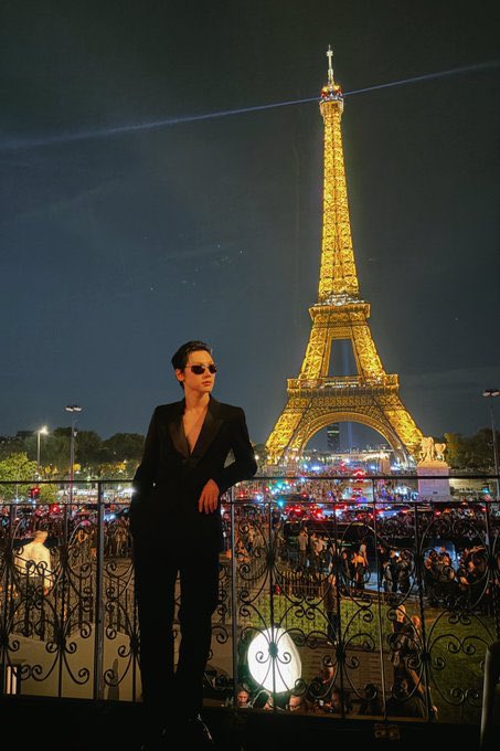 firstchoice_TH's tweet photo. ร่วมด้วยล์ช่วยปั่น trend ไปแตะล้านกันค่า💜
BA YSL น้องเตนล์ ชิตพล ลี้ชัยพรกุล หล่อเท่ ไม่สบตาผู้ใด เข้าร่วมชม ysl Women’s Summer 27 by Anthony Vaccarello ณ กรุงปารีส เมื่อค่ำคืนที่ผ่านมา
.
ขอบพระคุณภาพจาก TEN_offcl

TEN AT SAINT LAURENT SUMMER27
#TEN #YSL #SaintLaurent
#SaintLaurentxTEN
#TENforYSLPFW27