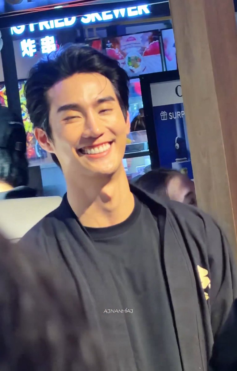 Jewelbb_'s tweet photo. ปะป๊า พ่อบุ๊ค มะฟอกซ์ 

ครอบครัวนี้ยิ้มสวยทั้งหมดเลยนี่นาาาาาา 🦊🍅 https://t.co/zQ7Fn3b53u