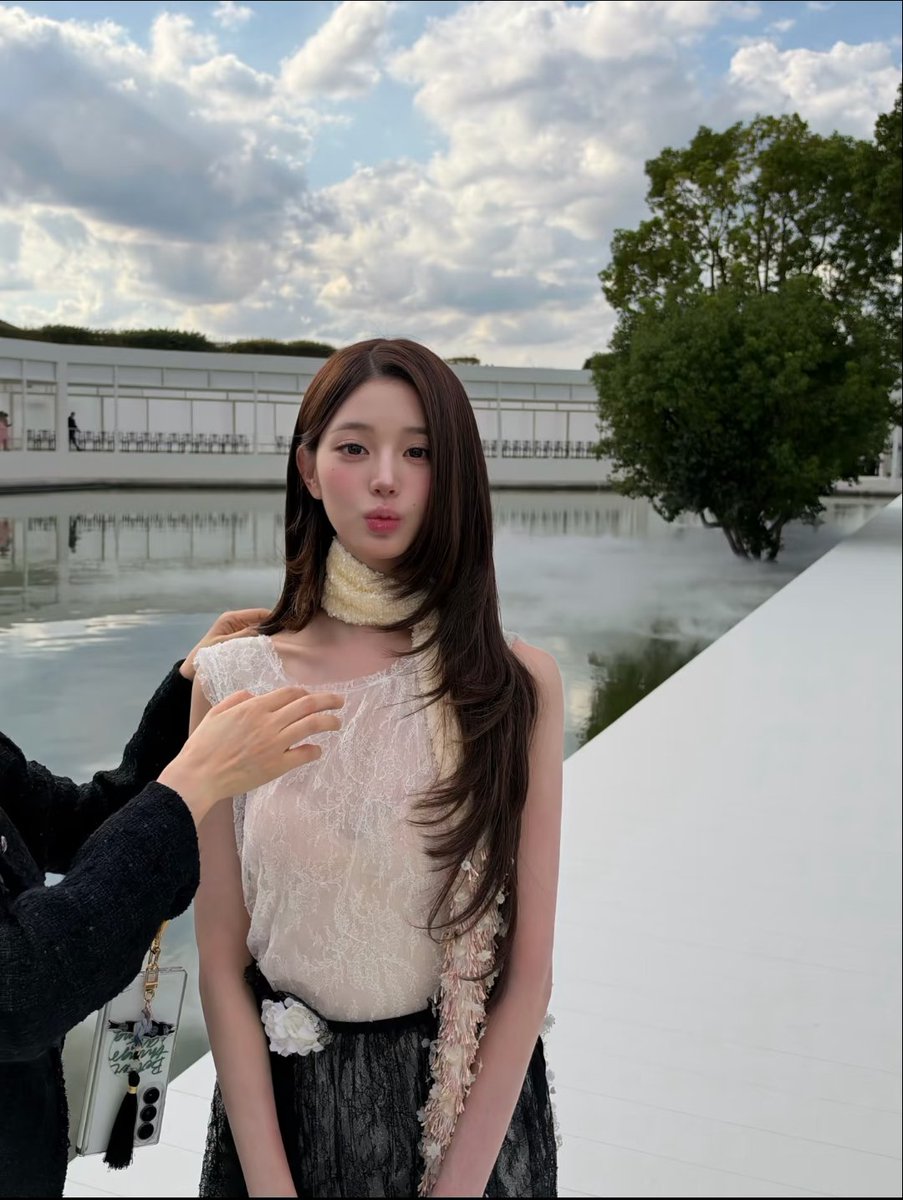 cherrinyoung's tweet photo. Won Young and Dior are such a perfect match, she's totally a princess.
@Dior
#wonyoung #WonyoungDiorSummer27 #DiorSummer27 #JANGWONYOUNGDiorSummer27 https://t.co/HI8owRXws7