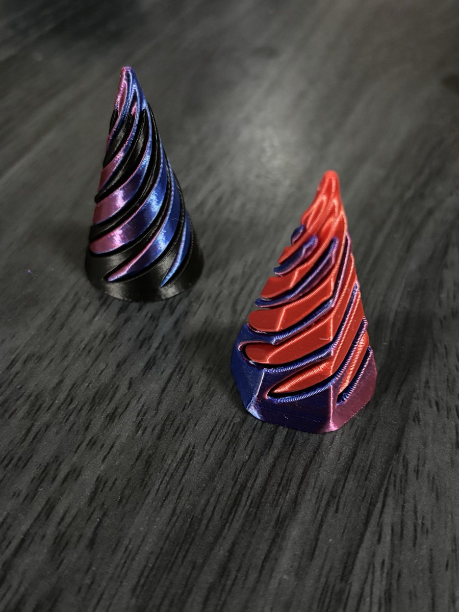 arayaaa_0w0's tweet photo. 友達がSeriaで買ってたおもちゃ。「あれやろ！インクレディブルトライアングル」ってドヤ顔で言ったけど正解はインポッシブルピラミッドだった。うーん惜しい。 https://t.co/8wBknpC63P