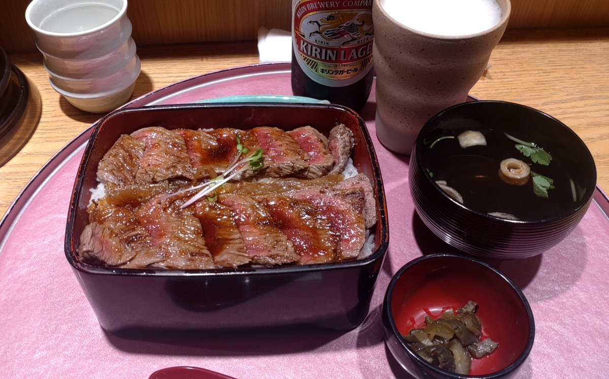 umedahitorimesh's tweet photo. ���阪ビフテキ重 1580円、瓶ビール 480円@ビフテキ重・肉飯ロマン亭 エキマルシェ大阪店。ビフテキの下にソースの味が染みたタマネギがほんのちょっと。薬味を色々使って味変しながら食べるよう。ワサビはあまり合わなかった。
#大阪グルメ
#梅田グルメ
#ロマン亭
#エキマルシェ大阪 https://t.co/N9xji2bkUE