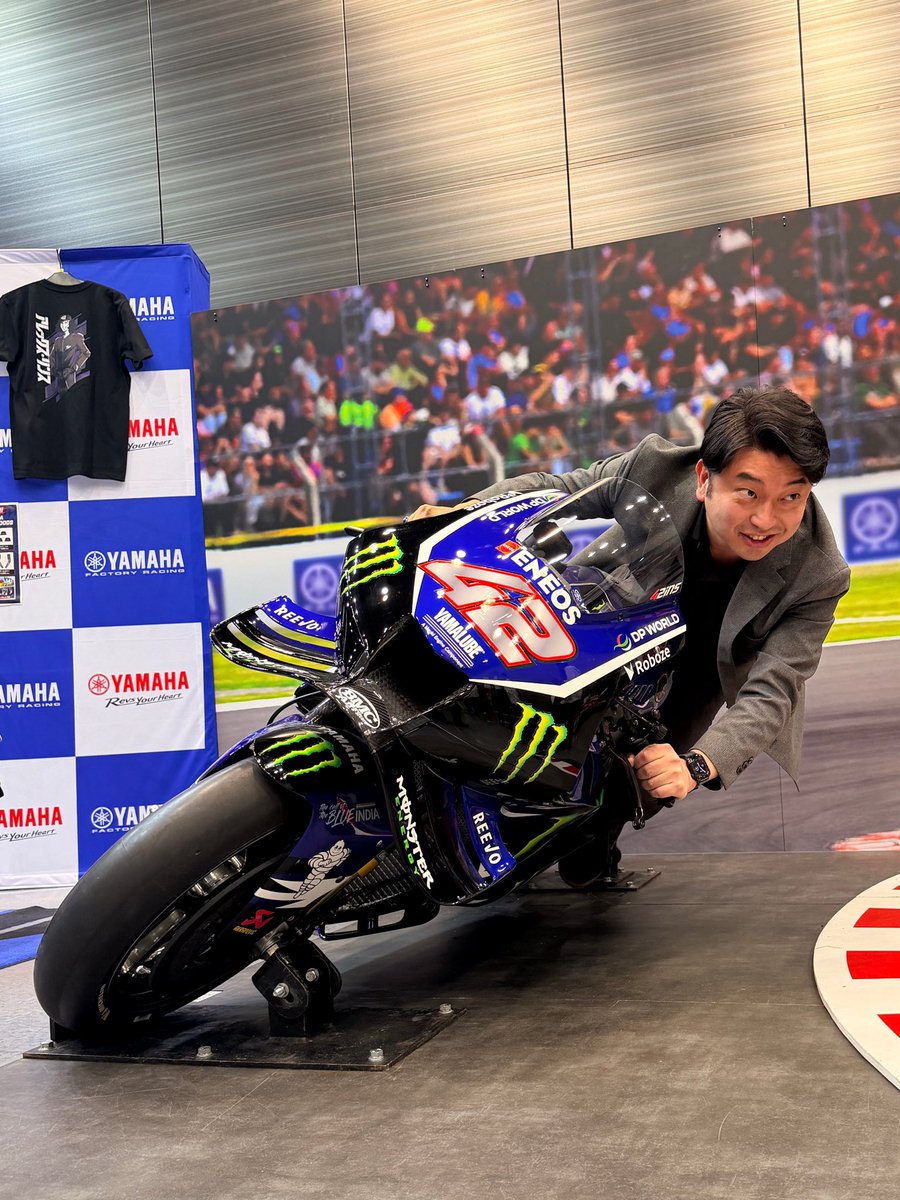 Fujita_Hakken's tweet photo. motoGPマシンに跨らせてもらった。
YAMAHAさんありがとうございます。
これで「たった45度」とのこと。
もちろん走っていない為遠心力が働いてはいないものの、実際は60度以上マシンを傾けて走る為、ライダーの身体能力の凄まじさに圧倒される。
また左のクラッチが想像以上に硬かった。かなり握る力が必要とのこと。
マシン説明の方に凄まじい勢いで質問をしたくさん教えていただいた😬色々発見があった。

報道キャスターの顔
鉄道ファンの顔
Liella!ファンの顔
超特急ファンの顔
ウルトラクイズファンの顔

局アナをしていると新しい仕事に出会うごとにどんどん沼っていきますが、今週末は20年間一途に大好きな「MotoGP」
世界選手権がやってくるレースウィーク。
世界最高峰のライダーたちがやってくる！
心の底から嬉しくて仕方ない！
今年は3年ぶりにもてぎの実況席に座させて頂きます。
最高峰クラスのBS &地上波放送。
中野真矢さん、福田充徳さんとお伝えします。