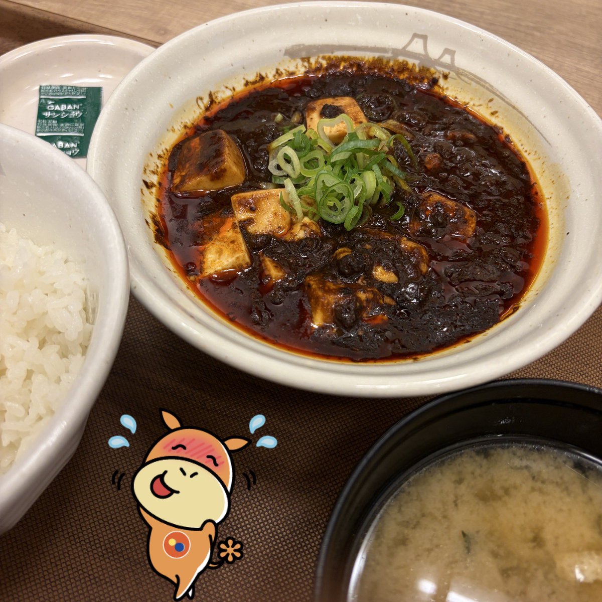 matsuya_foods's tweet photo. 新発売の「黒麻婆豆腐」です！！（╹◡╹）

じんわり来る辛さがクセになります☺️
サンショウで刺激プラスできます！

しかも新米フェアでライスおかわり無料！！🍚
お腹いっぱいお召し上がりください！！ https://t.co/bd2YHp9PWo
