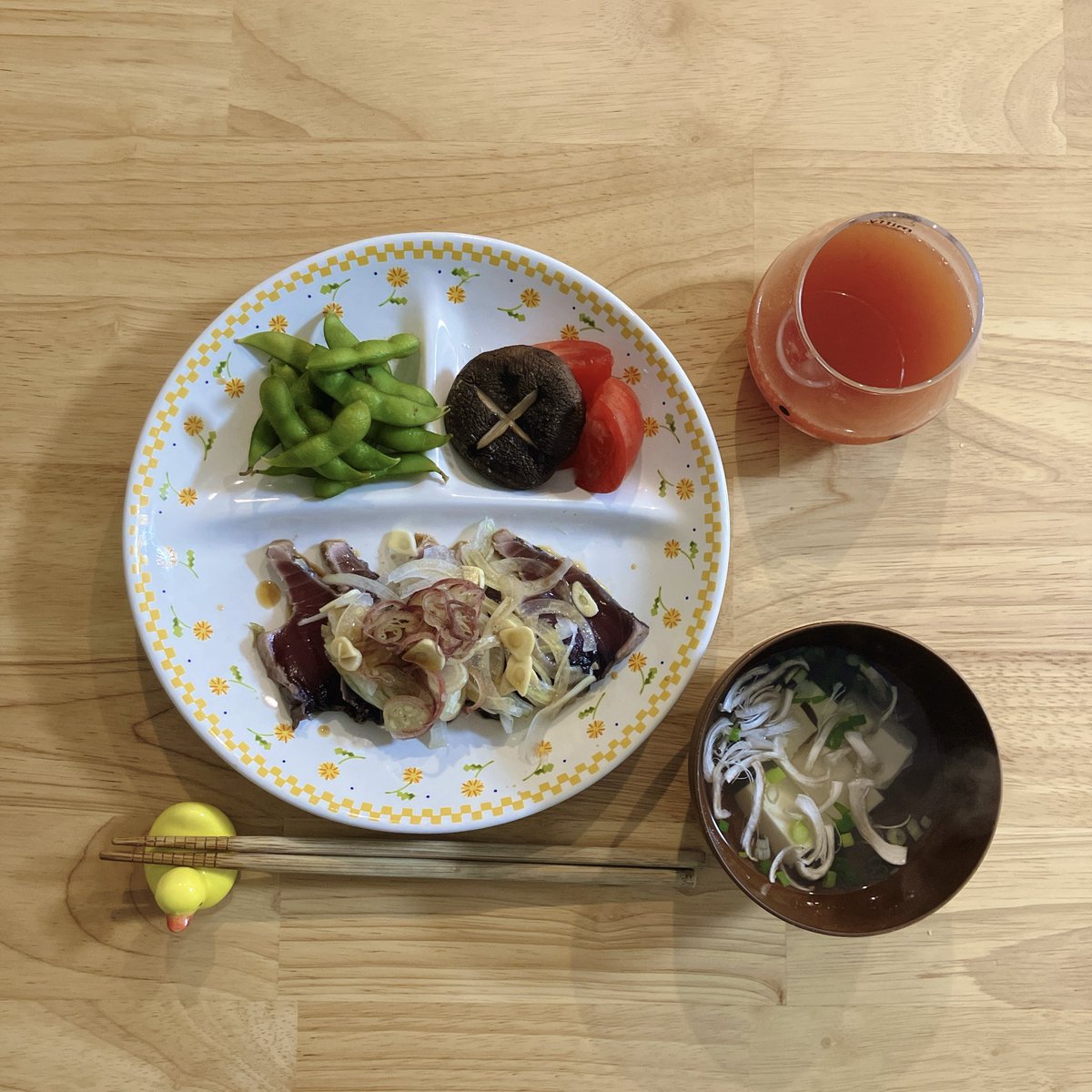 Yuuczs's tweet photo. 夜ごはん🍙
鰹のタタキ
塩枝豆
焼きシイタケ
トマト
豆腐シイタケお吸い物
炭酸トマトジュース
#料理記録　#おうちごはん https://t.co/gzOPtyx9zY