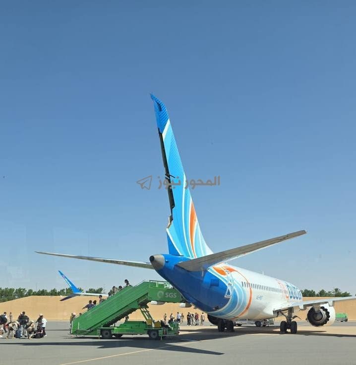 Defensa_Israel's tweet photo. Quinta entrega del intento de atentado contra un vuelo de FlyDubai con decenas de israelíes a bordo.
Parte 4  |  🇦🇪🇮🇱🇸🇦  #Israel 
- Según testimonios de pasajeros, se escucharon gritos provenientes de la cabina de mando, la puerta de la cabina fue forzada y se observó sangre en el lugar. 
- Uno de los pilotos fue apuñalado con un cuchillo, pasajeros israelíes ayudaron a someter a uno de los pilotos, un terrorista omaní que planeaba estrellar el avión con sus 174 pasajeros en un ataque suicida.
- Las imágenes de abajo fueron tomadas en el en el Aeropuerto de Tabuk, en Arabia Saudí, y en ellas se pueden observar los daños en el timón de cola del avión.
- De más está decir que a pesar de la cantidad de pasajeros israelíes, incluidos 35 niños, si el avión hubiese cruzado la frontera israelí hubiera sido derribado por la fuerza aérea israelí para evitar que se estrellara en una alguna zona densamente poblada. 
- Afortunadamente, una vez recuperado el control de su avión, el piloto hindú, que obviamente conoce estos protocolos, decidió aterrizarlo en territorio saudí. 
- ¿Por que vemos estos daños en el timón? Te lo cuento más abajo en la Parte 5  👇