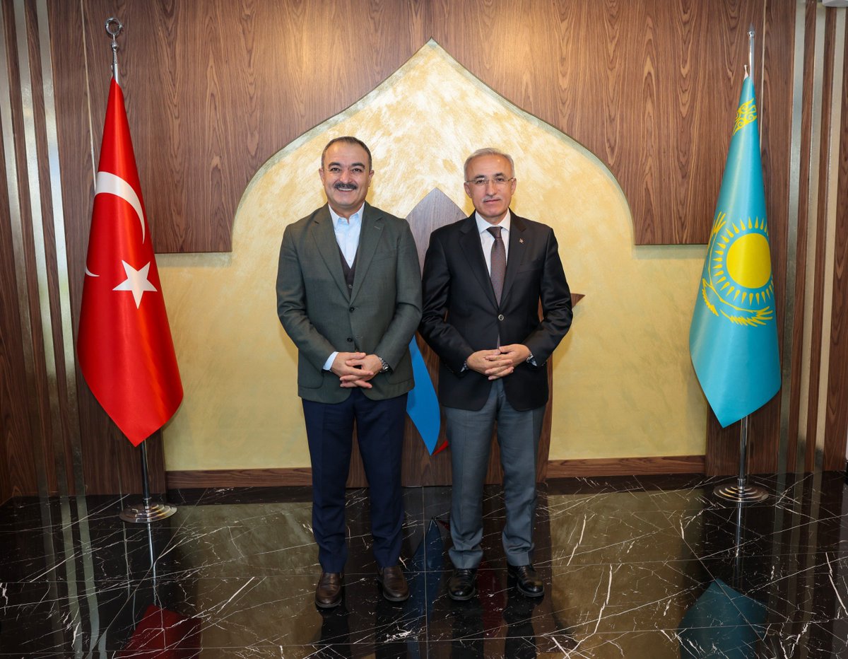 ProfAliOzturk's tweet photo. Hoca Ahmet Yesevi Uluslararası Türk-Kazak Üniversitesi Mütevelli Heyeti Başkanı olarak atanan Prof. Dr. Hüseyin Karaman hocamızı ziyaret ederek hayırlı olsun dileklerimizi ilettik. Değerli @HuseynKaraman hocamıza yeni görevinde muvaffakiyetler diliyorum. https://t.co/tV7L25XVrY