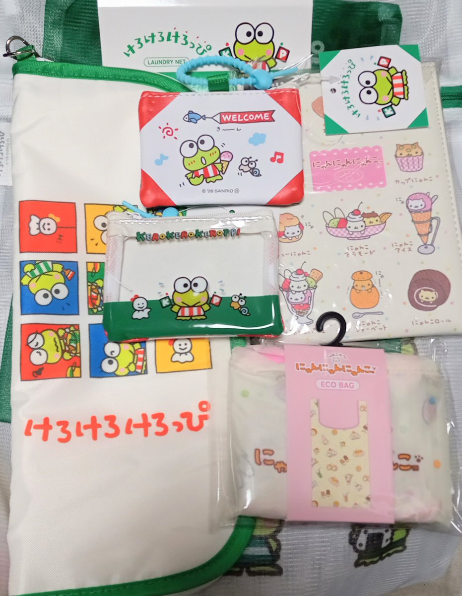 dolce1147's tweet photo. 久しぶりにサンキューマートへ

大好きなけろっぴ、にゃんにゃんにゃんこのグッズがたくさんあってつい

特にこのけろっぴのポーチ！
シルバニアやぷちともが入れられる〜！
家に帰ってから持ち歩き用、予備、保存用と3つ買えば良かったと後悔

サンキューマート店舗増えますように。めったに行けない https://t.co/OSr2cei2sf