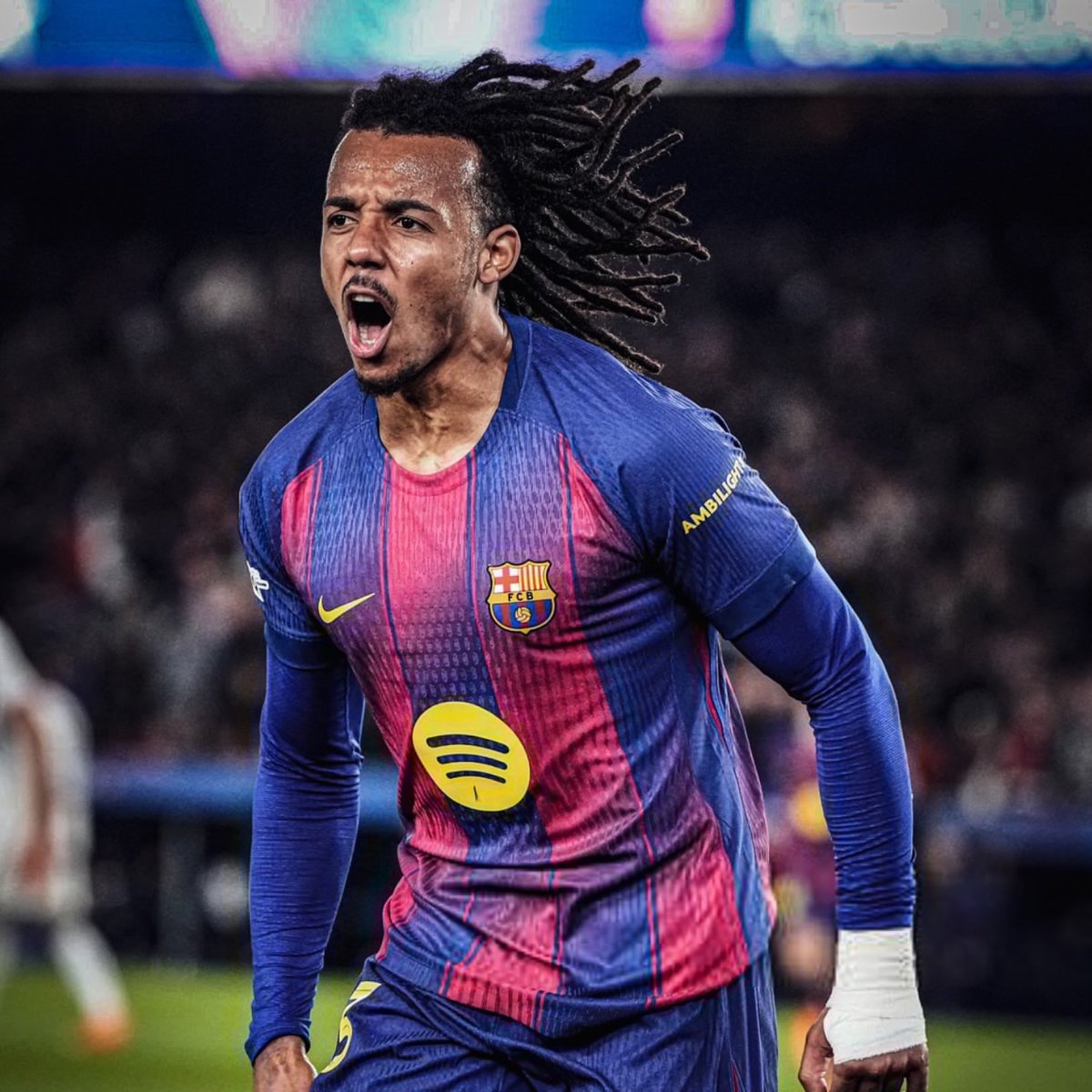 TheMatchdayHQ's tweet photo. 🚨🚨 | 𝐁𝐑𝐄𝐀𝐊𝐈𝐍𝐆: Chelsea are showing STRONG INTEREST in Barcelona defender Jules Kounde.

Xabi Alonso is KEEN to sign the 27-year-old in January as a replacement for Malo Gusto. 🇫🇷

[@GraemeBailey] https://t.co/6iRnVB4cyU