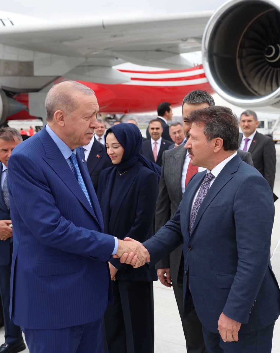 muratkk80300808's tweet photo. Sayın @MehmetYiginer TESK genel kurulun’da Başkanlık seçimini kazandınız Esnafımıza ve size hayırlı olmasını temenni ediyorum ..
Sayın @RTErdogan Cumhurbaşkanımıza ve @Akparti vekillerine ulaşa bildiğinizi resimlerle sayfanızda her defasında gösterdiniz ..Hükümetin desteğini ‘de aldığınız malum .. Esnafın kaybedecek zamanı kalmadı 4 yıllık hizmet serüveniniz bugün itibarı ile başladı ..

Esnafın TESK’ten beklentileri

👉Bağ-Kur prim eşitliği – Esnafın prim günlerinin SSK ile eşitlenmesi için sonuç alınması.
👉İhya hakkının düzenlenmesi – Dondurulan Bağ-Kur sürelerinin makul koşullarla yeniden kazanılması.
👉Vergi ve SGK borçlarına ödenebilir yapılandırma – Yüksek faiz yükünü azaltan, esnafın gerçekten ödeyebileceği koşullar.
👉Esnafın krediye erişiminin kolaylaştırılması – Borcu olduğu için kredi alamayan, kredi alamadığı için borcunu kapatamayan döngünün kırılması.
👉Vergi ve prim yükünün azaltılması – Küçük esnafın taşıyamayacağı maliyetlerin düşürülmesi.
👉Basit usul–gerçek usul geçişinde küçük esnafın korunması.
👉Perakende Yasası’nın esnaf lehine yeniden düzenlenmesi – Zincir marketlerin çalışma saatleri, mağaza yoğunluğu, ürün çeşitliliği ve haksız rekabet konusunda küçük esnafı koruyacak etkin kurallar getirilmesi.
👉Zincir marketler ve e-ticaret karşısında adil rekabet – Mahalle esnafının büyük sermaye grupları 👉karşısında ezilmemesi.
👉POS ve banka komisyonlarının düşürülmesi.
👉Uygun faizli ve uzun vadeli esnaf finansmanı.
👉Genç esnaf ve yeni girişimcilere destek.
👉Çıraklık ve mesleki eğitimin güçlendirilmesi.
👉Emeklilikteki diğer Bağ-Kur mağduriyetlerinin çözülmesi – Staj/çıraklık, prim iadesi ve farklı sigortalılık statülerinden kaynaklanan sorunlar.
👉Prim borcu nedeniyle sağlık hizmetlerine erişim sorununun çözülmesi.
👉E-haciz ve haciz uygulamalarında esnafın korunması.
👉TESK’in daha güçlü ve sonuç odaklı temsil yapması – Esnafın taleplerini yalnızca dile getirmek değil, sonuç alıncaya kadar takip etmek.

Ve bütün bunların üzerinde tek bir beklenti:

👉Esnaf artık açıklama değil, icraat istiyor.
Bir başkan gider, başka bir başkan gelir; ama esnafın sorunları yerinde kalırsa değişen hiçbir şey olmaz.
TESK’in yeni döneminde vaat değil, sonuç görmek istiyoruz.
#Bağkur #Prim #ihya #çiftçi #Esnaf 
#VergiSGKYapılandırma 
#StajyerVeÇıraklar