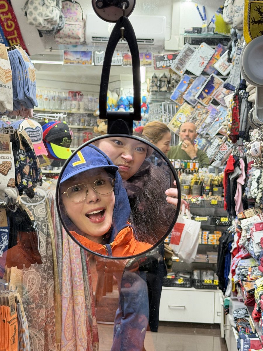 godmitzu's tweet photo. JEONGYEON WITH HAN JI-MIN IN EUROPE, SHE SAID IT WAS AN HONOR 😭 https://t.co/azVCS8GzHf