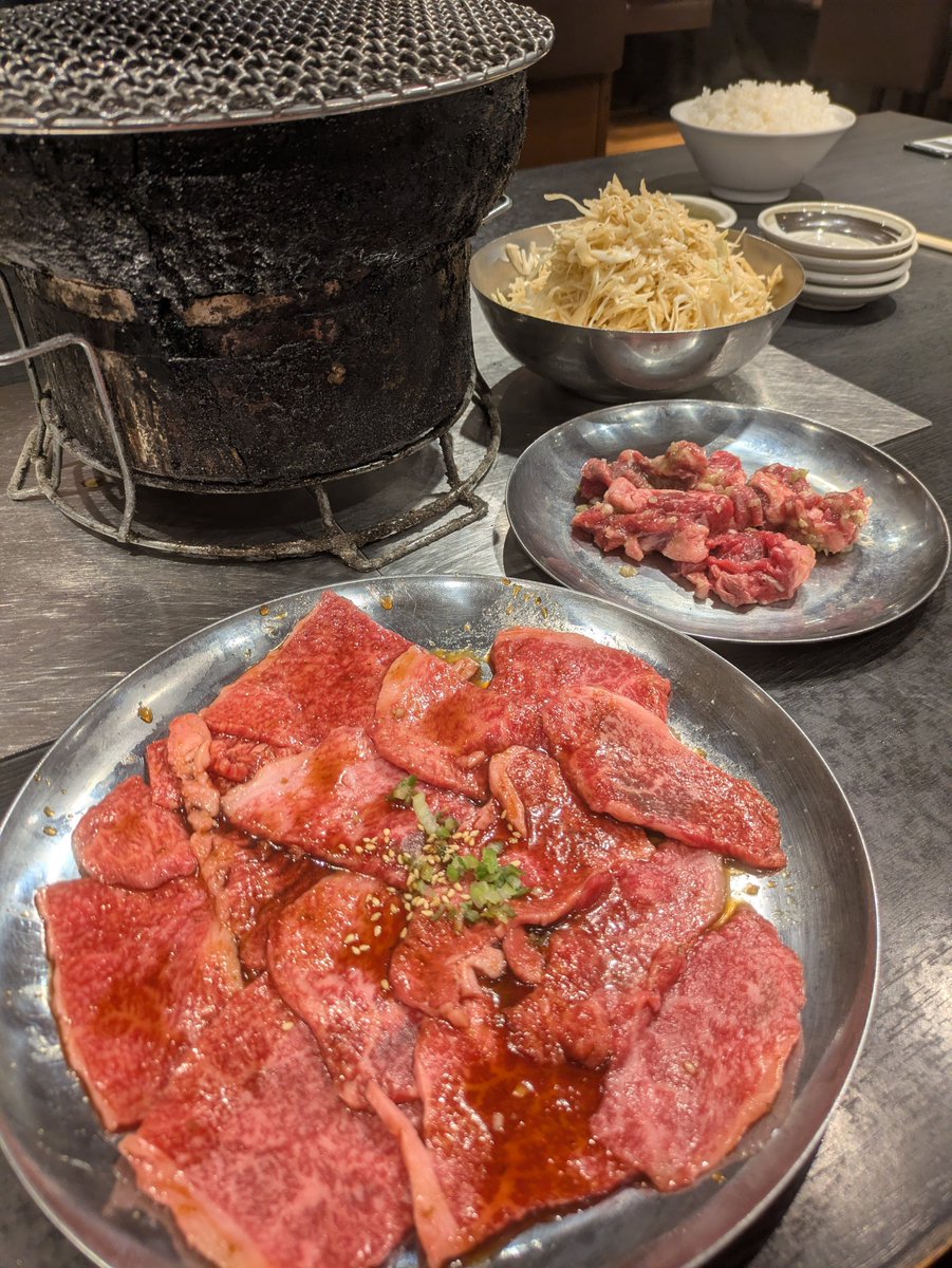 meguham1's tweet photo. バイト先から臨時でボーナス出た！
とのことで、息子が焼肉おごってくれた。
旦那、普段頼まないもの頼むなや😂
←人のお金だから？笑

てか、七輪がめちゃくちゃ暖かかった😭
寒いってば😭

＃みんみん https://t.co/cdnC2crZ99
