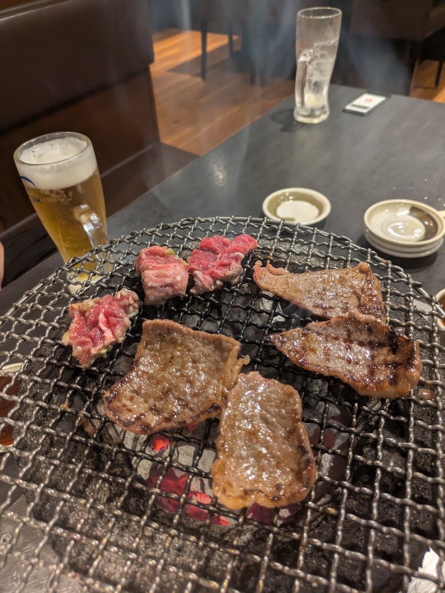 meguham1's tweet photo. バイト先から臨時でボーナス出た！
とのことで、息子が焼肉おごってくれた。
旦那、普段頼まないもの頼むなや😂
←人のお金だから？笑

てか、七輪がめちゃくちゃ暖かかった😭
寒いってば😭

＃みんみん https://t.co/cdnC2crZ99
