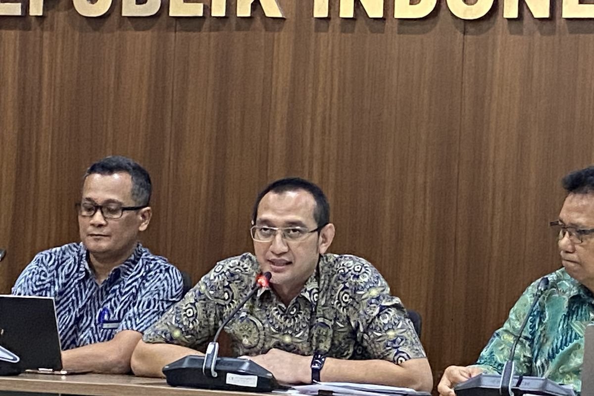 LambeSahamjja's tweet photo. guys lu pada tau gak nih
bpjs kesehatan mau ganti cara kerja layanan jkn nya

dulu sistemnya ngitung dari banyaknya layanan yang dikasih ke pasien alias volume based

sekarang mau digeser jadi ngeliat hasil atau manfaat yang beneran dirasain pasien alias value based

jadi intinya bukan lagi soal berapa banyak tindakan yang dilakuin tapi soal seberapa bagus hasilnya buat kesehatan pasien

kepala humas bpjs kesehatan rizzky anugerah bilang ini biar layanan lebih tepat sasaran lebih efektif efisien dan bikin kesehatan pasien beneran membaik

rizzky juga bilang ini biar program jkn bisa terus jalan lancar tapi masyarakat tetep dapet layanan yang berkualitas

ini juga nyambung sama bantuan dana rp 20 triliun yang dikasih pemerintah ke bpjs kesehatan

rizzky janji duit itu bakal dikelola secara transparan dan hati hati

menkeu suahasil nazara bilang dana rp 20 triliun itu bakal cair dua tahap rp 10 triliun bulan oktober dan rp 10 triliun bulan november 2026

dana ini tambahan di luar anggaran buat bayar iuran 96,8 juta orang penerima bantuan yang nilainya sekitar rp 47 triliun

tujuan dana tambahan ini biar kondisi keuangan bpjs kesehatan makin kuat dan gak lagi kekurangan duit