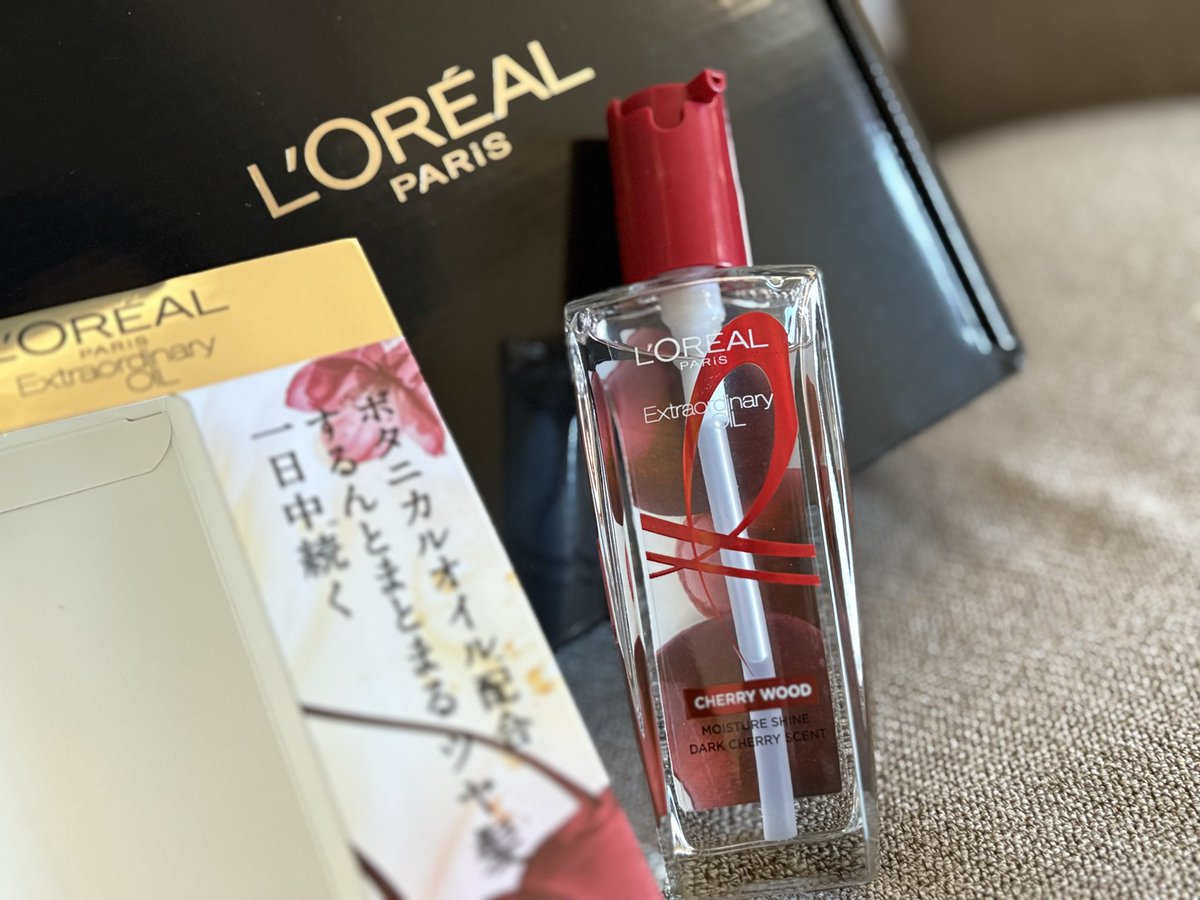 nyankoro_cosme's tweet photo. ロレアルパリ様@lorealparis_JPN 

エクストラオーディナリーオイル
チェリーウッドの香り🍒
素敵なBOXに入って届きました♡
コームとヘアマスクのサンプルも✨
ありがとうございます♪

ボタニカルオイル配合で
ベタつかずツヤっとまとまります✨
とにかくいい香り(ღ*ˇ ˇ*)｡o♡🍒

ドライヤー前にも、乾いた髪にも使えるので
これから乾燥の季節に大活躍しそうです✨

それにしてもいい香り…🍒(  *¯꒳¯*)🍒