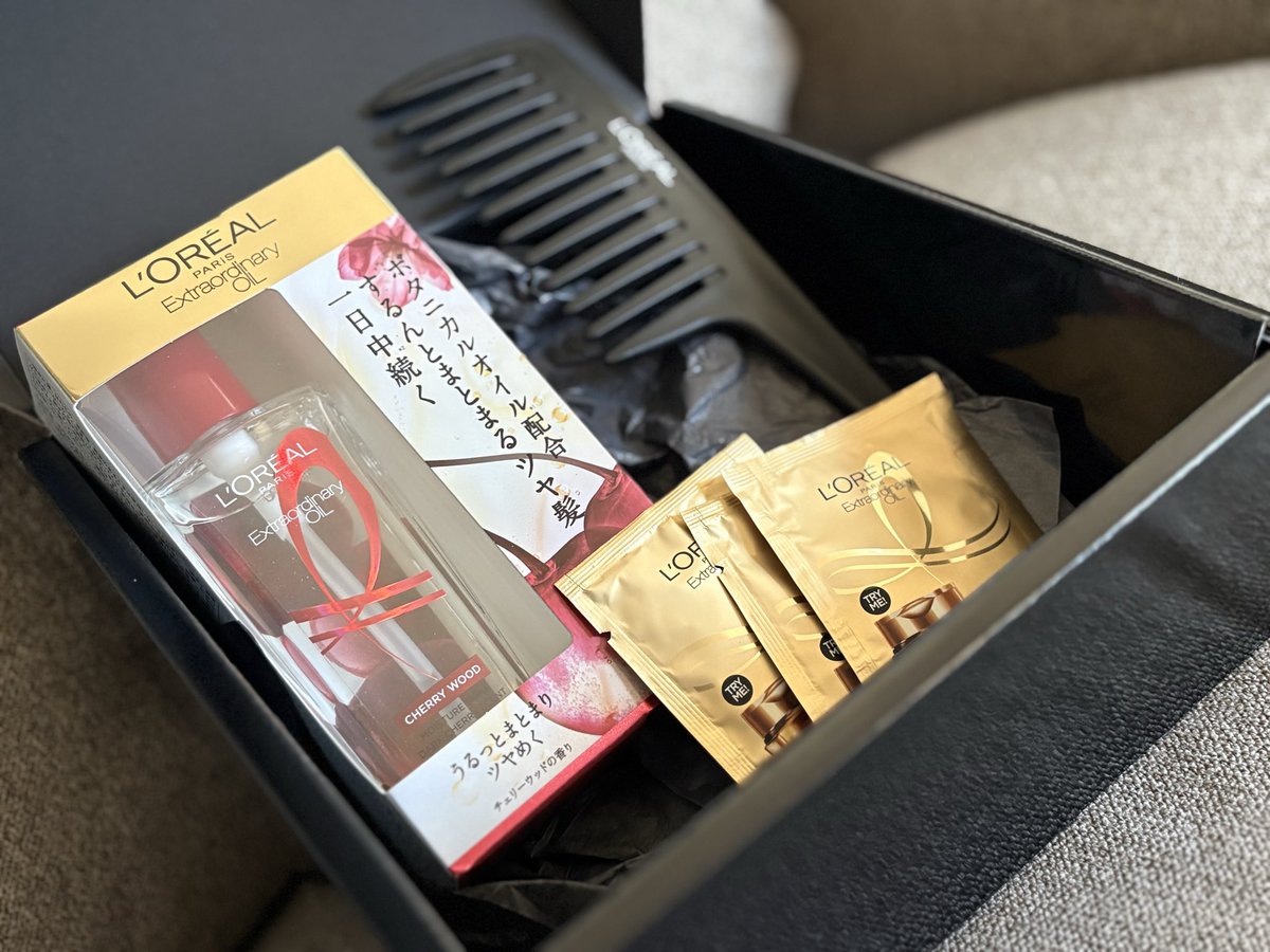nyankoro_cosme's tweet photo. ロレアルパリ様@lorealparis_JPN 

エクストラオーディナリーオイル
チェリーウッドの香り🍒
素敵なBOXに入って届きました♡
コームとヘアマスクのサンプルも✨
ありがとうございます♪

ボタニカルオイル配合で
ベタつかずツヤっとまとまります✨
とにかくいい香り(ღ*ˇ ˇ*)｡o♡🍒

ドライヤー前にも、乾いた髪にも使えるので
これから乾燥の季節に大活躍しそうです✨

それにしてもいい香り…🍒(  *¯꒳¯*)🍒