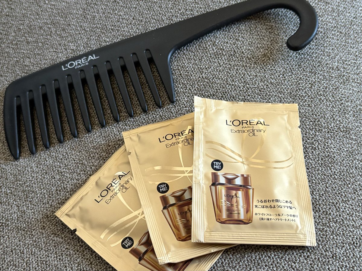 nyankoro_cosme's tweet photo. ロレアルパリ様@lorealparis_JPN 

エクストラオーディナリーオイル
チェリーウッドの香り🍒
素敵なBOXに入って届きました♡
コームとヘアマスクのサンプルも✨
ありがとうございます♪

ボタニカルオイル配合で
ベタつかずツヤっとまとまります✨
とにかくいい香り(ღ*ˇ ˇ*)｡o♡🍒

ドライヤー前にも、乾いた髪にも使えるので
これから乾燥の季節に大活躍しそうです✨

それにしてもいい香り…🍒(  *¯꒳¯*)🍒