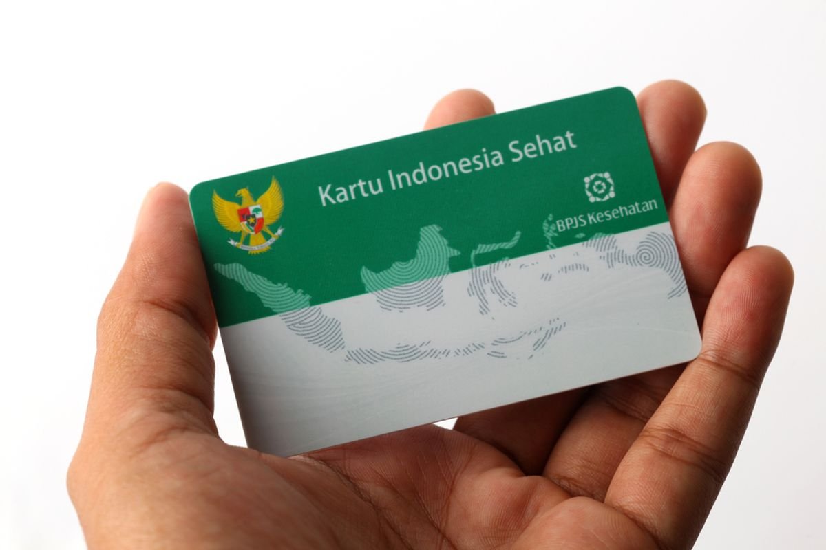 LambeSahamjja's tweet photo. guys lu pada tau gak nih
bpjs kesehatan mau ganti cara kerja layanan jkn nya

dulu sistemnya ngitung dari banyaknya layanan yang dikasih ke pasien alias volume based

sekarang mau digeser jadi ngeliat hasil atau manfaat yang beneran dirasain pasien alias value based

jadi intinya bukan lagi soal berapa banyak tindakan yang dilakuin tapi soal seberapa bagus hasilnya buat kesehatan pasien

kepala humas bpjs kesehatan rizzky anugerah bilang ini biar layanan lebih tepat sasaran lebih efektif efisien dan bikin kesehatan pasien beneran membaik

rizzky juga bilang ini biar program jkn bisa terus jalan lancar tapi masyarakat tetep dapet layanan yang berkualitas

ini juga nyambung sama bantuan dana rp 20 triliun yang dikasih pemerintah ke bpjs kesehatan

rizzky janji duit itu bakal dikelola secara transparan dan hati hati

menkeu suahasil nazara bilang dana rp 20 triliun itu bakal cair dua tahap rp 10 triliun bulan oktober dan rp 10 triliun bulan november 2026

dana ini tambahan di luar anggaran buat bayar iuran 96,8 juta orang penerima bantuan yang nilainya sekitar rp 47 triliun

tujuan dana tambahan ini biar kondisi keuangan bpjs kesehatan makin kuat dan gak lagi kekurangan duit