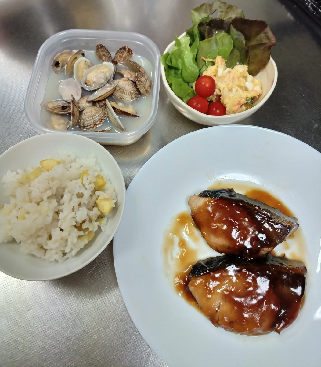 iruka1003's tweet photo. ぶり照り焼き(2026/9/30)

栗ご飯、ポテトサラダ、
あさり味噌汁を母に持参🚗
母は、今日も元気です😀
#おうちご飯 https://t.co/4GLQbjCNk8
