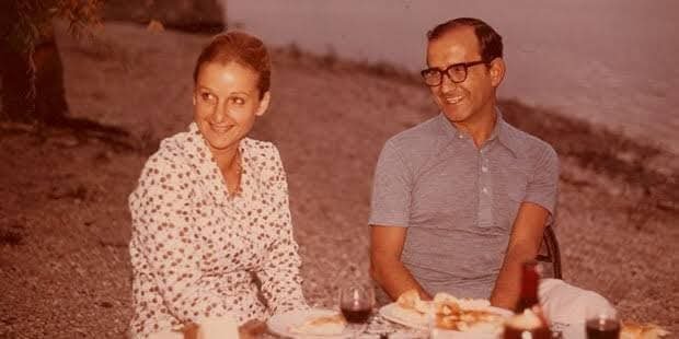 birumutkara's tweet photo. İyi ki doğdun #sevgisoysal 

(Sevgi Soysal Mamak’ta tutukluyken...)

Bugün ayın 13’ü. Mamak’ta, 13 Temmuz’da nikâhlanmıştık. Bir yıl oldu demek, bunları düşünerek volta atıyorum güneşin altında.
Kâzime kolumu çekiyor.
“Bak, aşağı yoldan Mümtaz geçiyor.”
Gerçekten, o kimselerin geçmediği, geçmenin yasak oldu­ğu toprak yolda yürüyen Mümtaz’ın sanki, herhangi biryer­de, rasgele yürüyormuş gibi bir havası var. O kadar gündelik bir tavır içinde.
Tutukevinde değilmişim de, balkondan bakıyormuşum gibi, o da aşağıda sokaktan geçiyormuş gibi.
Ama öyle değil. Ne ben balkondayım, ne de aşağısı sokak, geçilmesi kesinlikle yasak olan bir bölge.
Şaşkınlık ve sevinçle izliyorum Mümtaz’ın geçişini.
Şöyle bir bizim tarafa bakıp geçiyor. Kimse durdurmu­yor onu, öylesine doğal geçişi, öylesine rasgele bir şey ya­par gibi.
Bundan âlâ evlenme yıldönümü armağanı olur mu bana? O sevinçle giriyorum içeri.
Az sonra polis odasından çağırıyorlar.
“Avukatınız geldi.”
Gelen Doğan Tanyer. Tutuklulanan can yoldaşı. Doğan’ı görünce daha da artıyor sevincim.
Doğan’ın yüzü gülmüyor, hüzünlü hüzünlü bakıyor ba­na. Mavi gözleri dolu dolu, sıcaktan kurumuş bir demet çi­çek bırakıyor masaya.
“Bunları Mümtaz gönderdi,” diyor.
“Teşekkürler.”
Bu koşullardaki bir evlilik yıldönümünden, daha fazla ne
beklenir? Mutluluğum artıyor. Doğan’a, Mümtaz’ın geçişini söylemiyorum, ne de olsa polislerden astsubaya dinleyicile­rimiz kulak kesilmiş.
“Bugün evlilik yıldönümünüzmüş,” diyor Doğan, nedeni­ni anlayamadığım hüznüyle.
“Evet.”
“Bugün Yargıtay’da müdafaan vardı. Hakkındaki hüküm kesinleşti. Tam da evlilik yıldönümünde...”
O an anlıyorum Doğan’ın hüznünü. Doğan avukatım ola­rak hakkımdaki kararı, o gün bozdurmayı ummuş bize bir yıldönümü armağanı olarak.
O sıralar böylesi umudun boşluğunu bile bile.
Ama Yargıtay kararı hiç ırgalamıyor beni, bugünlük se­vinç payımı aldım.
Sadece, Doğan’ın üzüntüsü azalttı sevincimi. Yine de böy­le dostla olmakla yetinilebilir bugünlerde.
Doğan gidiyor. Koğuşa gidiyorum, kızlar elimdeki çiçek­lere bakıyorlar.
“Evlilik yıldönümümüz,” diyorum.
Mümtaz’ın geçişi, çiçekler. Koğuşta gırgır çıktı, içerde yıl­ dönümü kutluyoruz.

 “Nikâhlanmasaydık daha mı iyiydi ne?” diyorum. “Mamak’ta kıyılan nikâhtan adama hayır mı gelir?” “Zaten bizim nikâh geçersiz sayılır, zor altında kıyıldığı­na göre...”
Yıldönümü şerefine gizli çay yapıyoruz. Koğuşta çay pişir­menin yolunu bulduk. Hela aralığında gizli gizli çay demli­yoruz.
Koğuşun konusu, Mümtaz’ın geçişi. Fark ettiler mi?
Fark etmişlerdir.

Sevgi Soysal 
Bütün Eserleri (Beş)
Yıldırım Bölge Kadınlar Koğuşu
İletişim, 6. Baskı, Sayfa 202-203