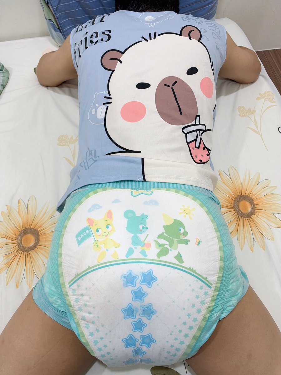 Henry04355270's tweet photo. 哥哥👨：屁屁轉過來，不聽話就要打屁屁！
樂樂👶：那麼可愛的寶寶，哥哥捨得打嗎？😭 https://t.co/fugZO1G78U