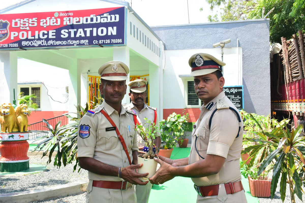 SP_Gadwal's tweet photo. వార్షిక తనిఖీలలో భాగంగా అలంపూర్ పోలీస్ స్టేషన్ ను ఇన్స్పెక్షన్ చేసిన జిల్లా ఎస్పీ శ్రీ టి. శ్రీనివాస రావు, ఐ.పి.ఎస్., https://t.co/yRmg7pij1H