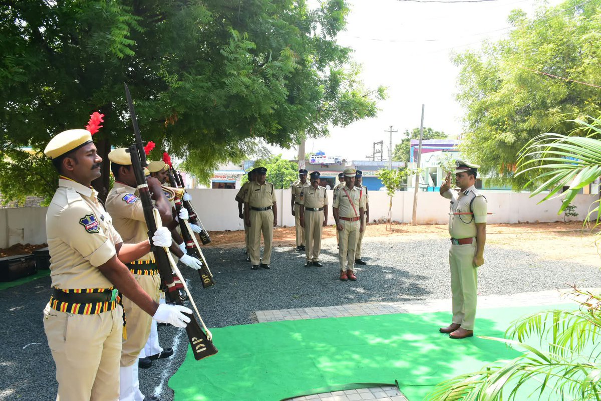 SP_Gadwal's tweet photo. వార్షిక తనిఖీలలో భాగంగా అలంపూర్ పోలీస్ స్టేషన్ ను ఇన్స్పెక్షన్ చేసిన జిల్లా ఎస్పీ శ్రీ టి. శ్రీనివాస రావు, ఐ.పి.ఎస్., https://t.co/yRmg7pij1H