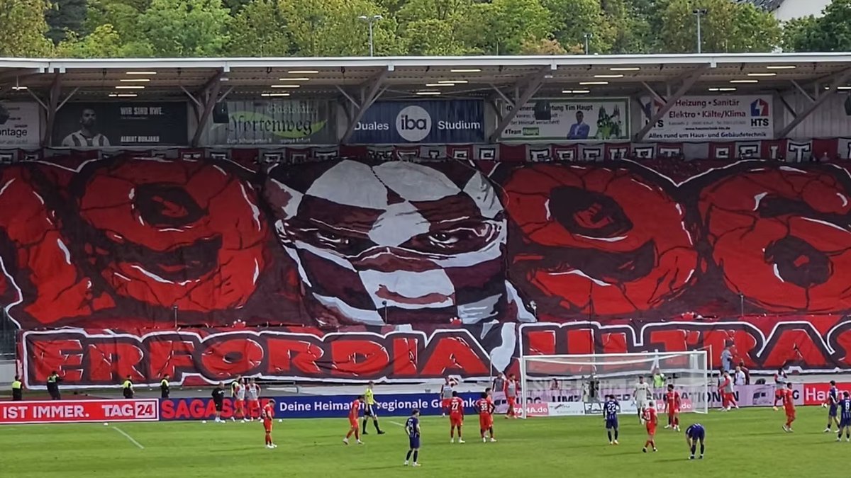 klyczki's tweet photo. Erfordia Ultras celebrated their 30th anniversary at Rot-Weiß Erfurt vs Erzgebirge Aue.

Two choreographies, a giant EFU display, red flares and an 8-minute stoppage. 13,215 fans in attendance. The match ended 2-2.

#ErfordiaUltras #RWE #FanCulture https://t.co/AWFezJyjzR