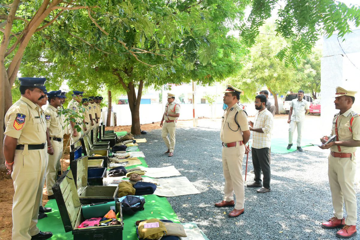 SP_Gadwal's tweet photo. వార్షిక తనిఖీలలో భాగంగా అలంపూర్ పోలీస్ స్టేషన్ ను ఇన్స్పెక్షన్ చేసిన జిల్లా ఎస్పీ శ్రీ టి. శ్రీనివాస రావు, ఐ.పి.ఎస్., https://t.co/yRmg7pij1H