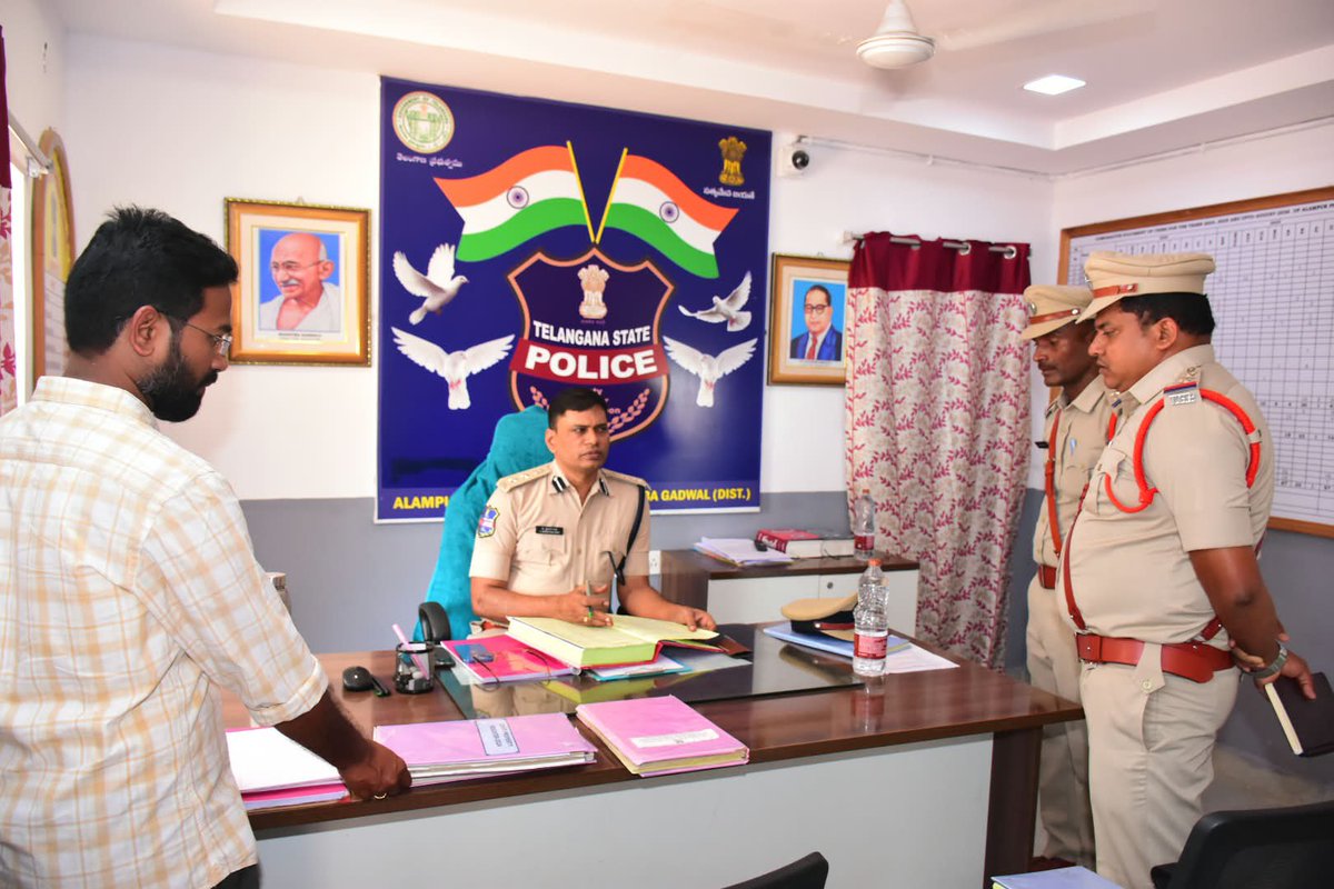 SP_Gadwal's tweet photo. వార్షిక తనిఖీలలో భాగంగా అలంపూర్ పోలీస్ స్టేషన్ ను ఇన్స్పెక్షన్ చేసిన జిల్లా ఎస్పీ శ్రీ టి. శ్రీనివాస రావు, ఐ.పి.ఎస్., https://t.co/yRmg7pij1H