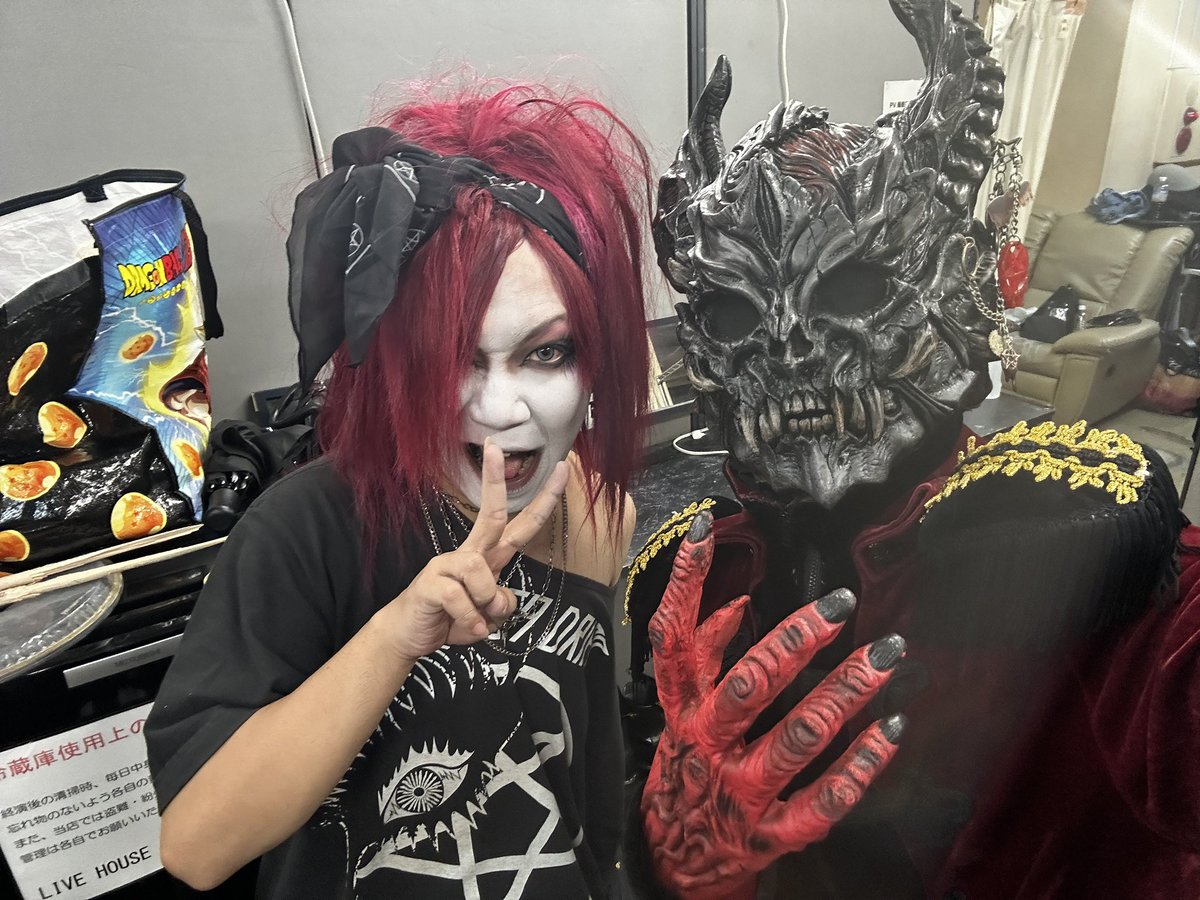 wester_5strings's tweet photo. 9/27ノW-バースデーショー④

We are Omega Dripp！！

熱ク、激シイステージデ
会場ヲ大イニ沸カセテクレタナ🔥

ドアタマカラ、祝イノ煽リガ最強ダッタゾ！！

マタゼヒ、共ニシヨウ🔥
本当ニアリガトウ！！

フハハハハハ😈🤘 https://t.co/UhyChj9QlO