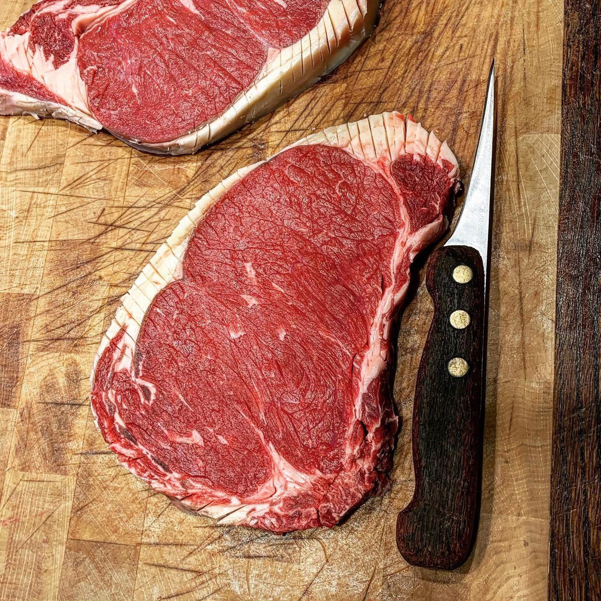 Langlai73410097's tweet photo. Il est un temps que les moins de quarante ans , ne peuvent pas connaître…
Un peu de rouge , peut-être ?
#boeuf #beef #buey #viande #meat #madeinfrance #france🇫🇷 #butcher #frenchsavoirfaire #dryaged #affinage #butchershop #牛肉 #говядина #meatporn #meatcutter https://t.co/rMGPh3qEHT