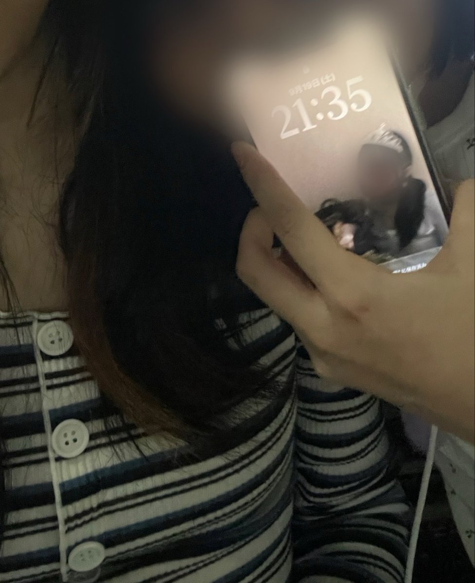 6612_yrn's tweet photo. 彼女(隣)と彼女(ロック画面)と私のスリーショット^  ̫^
 #同性カップル #wlw https://t.co/ZlBqgXjza9