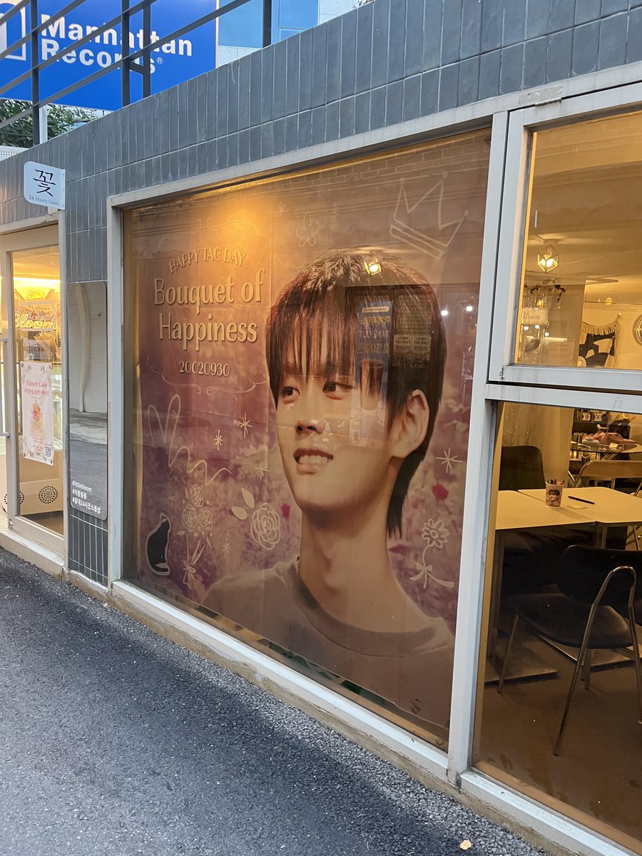 tag_neco's tweet photo. 去年は直接行けなかったMELLOW cafeにやっと行けた！お片付け始めていたのに注文もメッセージも書かせてもらってありがとうございました😭💟

#HappyTagDay
#Bouquet_of_Happiness 
#ONEPACT
#원팩트
#TAG #태그 https://t.co/h3gN6B3Kwn