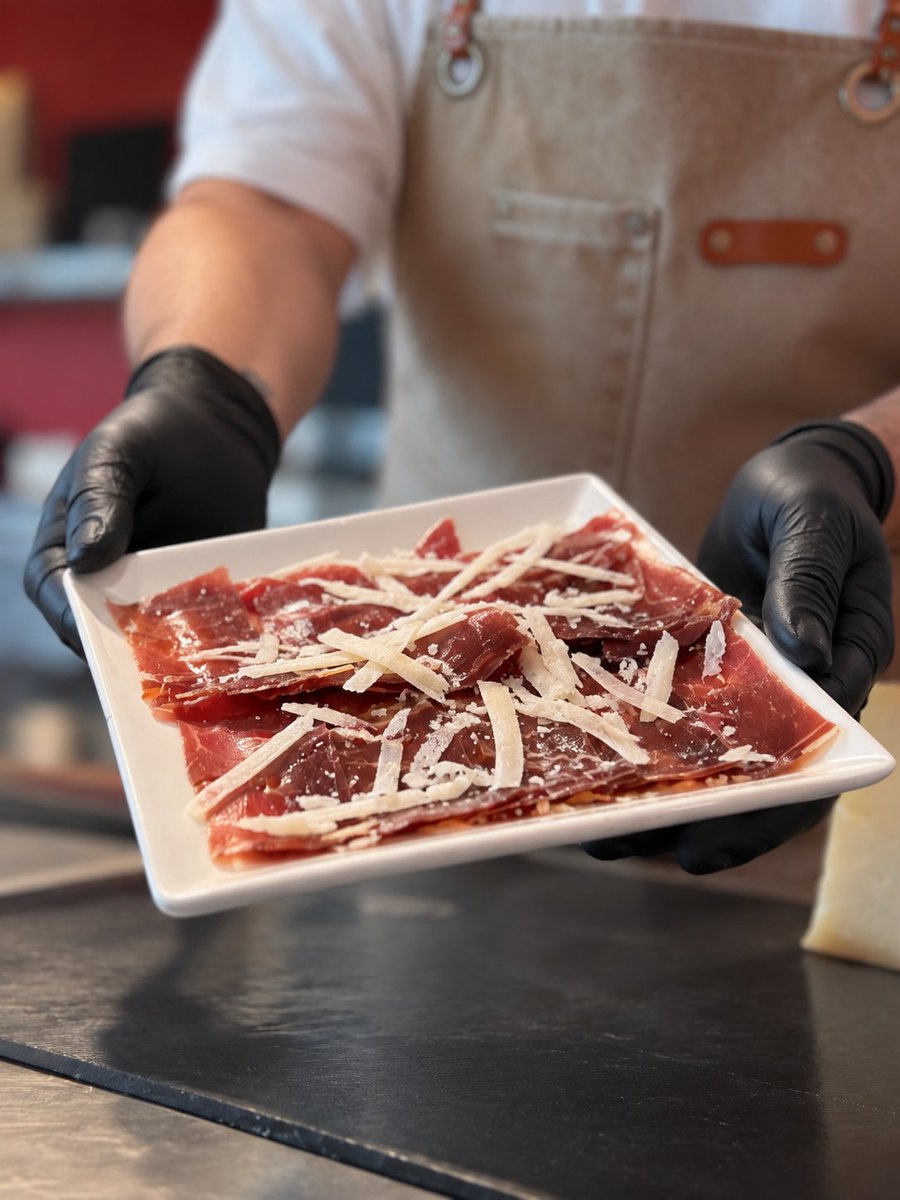 MercatVinaros's tweet photo. 🛍️ Comprar al Mercat també és deixar-se aconsellar.

Triar un bon pernil, preguntar quin formatge li va millor i emportar-te una idea per preparar-lo a casa. En les nostres parades no només trobes el que busques, també tens darrere persones que coneixen el producte. https://t.co/z8hB2F2lHQ