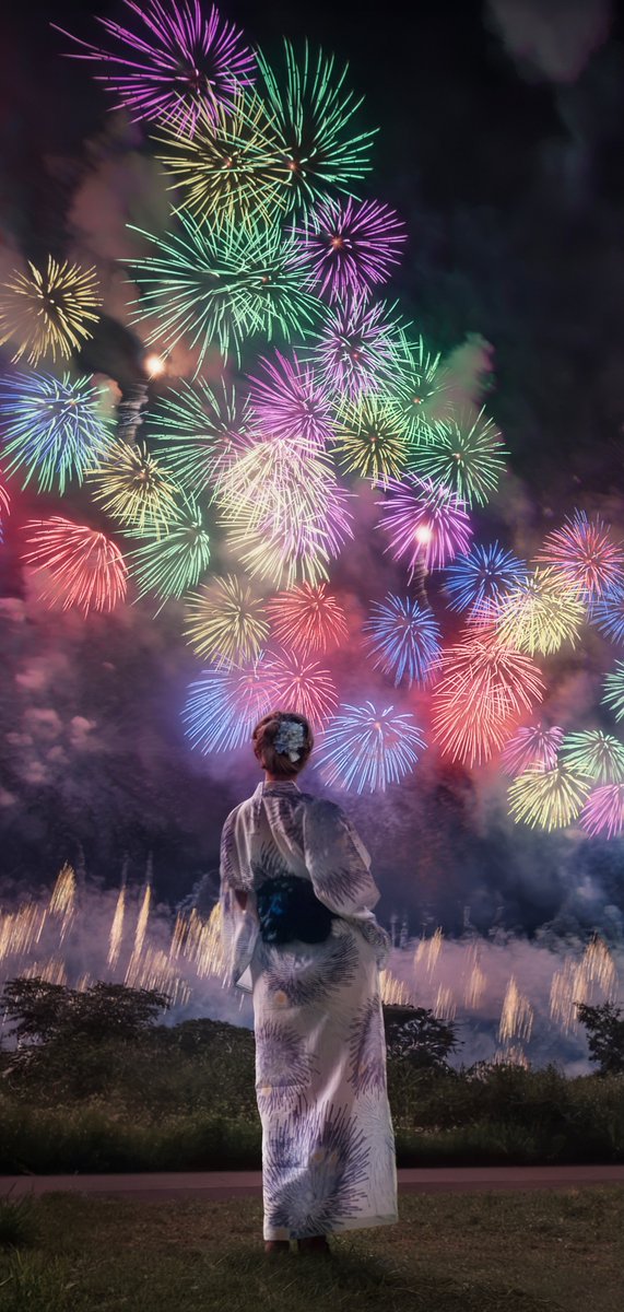 Thor_0916's tweet photo. おはようございます。長岡の花火の二枚目。カラフルな花火をあげてみました。１日目の席の方がここより花火の見え方は良かったのですが風の向きが悪くてあまり綺麗に撮れなかったのでこれも２日目の写真です。莉樺さん、天地人さんありがとうございました。良い木曜日を。TLを花でいっぱいにしよう https://t.co/aKp6Wu4VKN